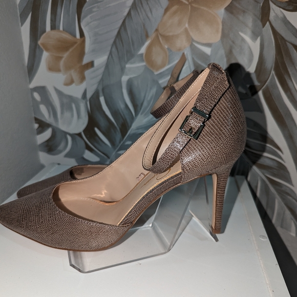 Heels - Picture 3 of 6